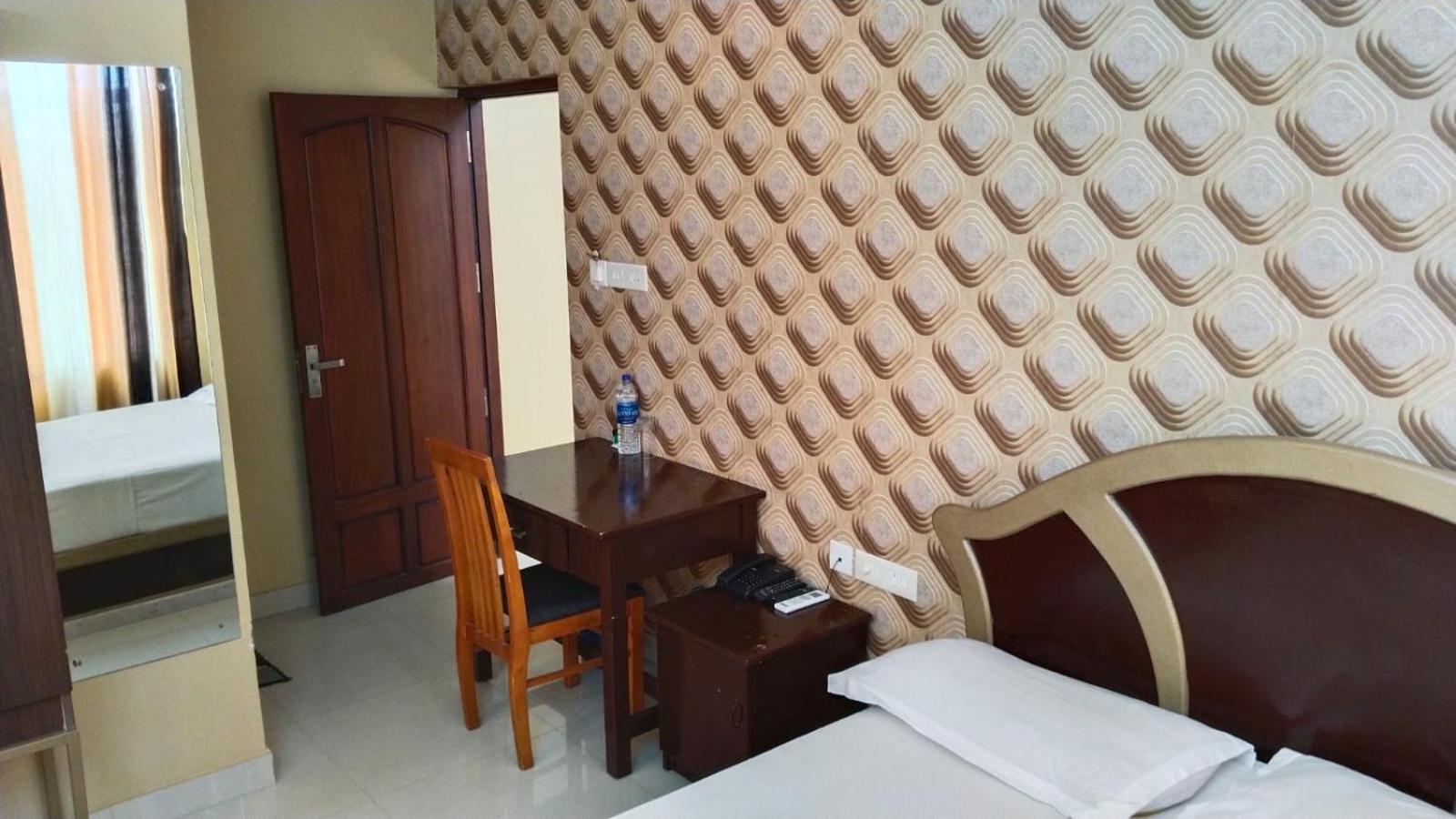 טריואנדרום Hotel Falcon מראה חיצוני תמונה